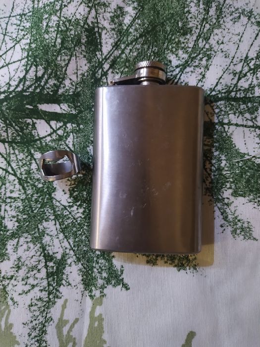 Otwieracz do kapsli i piersiówka