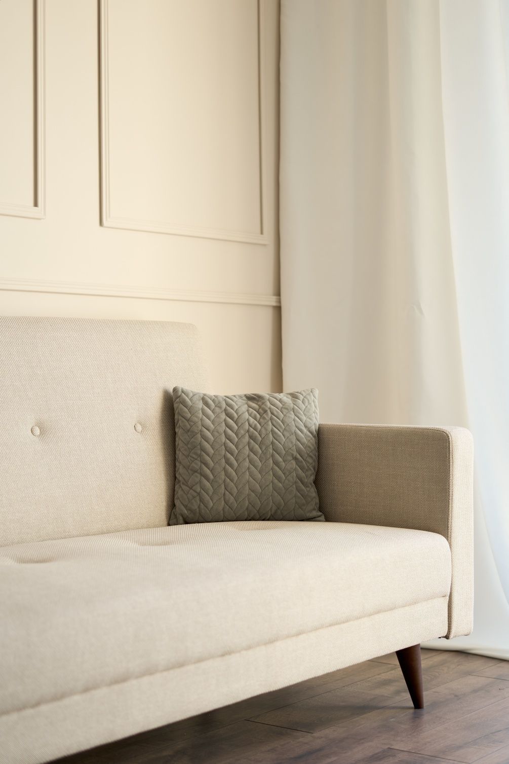 Luksusowa beżowa sofa Leconi 3F – elegancja w stylu old money