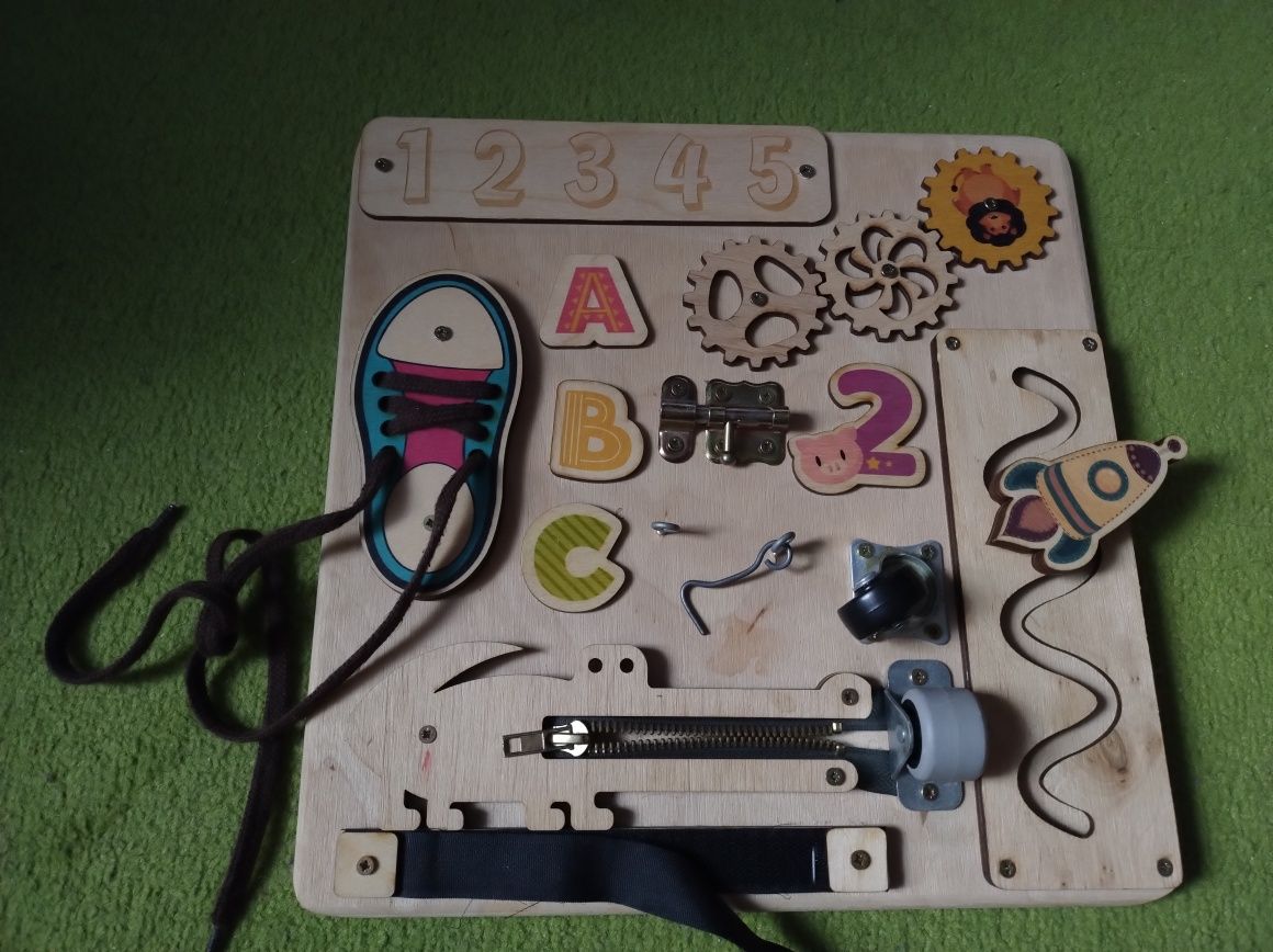 Tablica sensoryczna w stylu Montessori