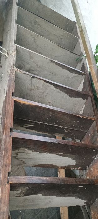 Сходи на горище дерев*яні драбина