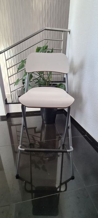 Cadeira alta branca e madeira IKEA