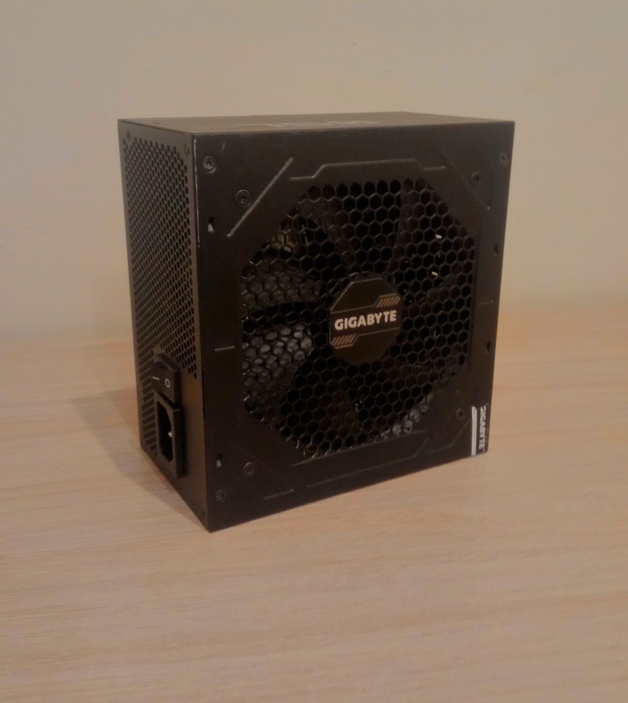 Zasilacz gigabyte