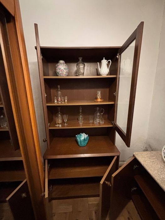 Louçeiro - Móvel antigo em madeira com portas de vidro – bom estado