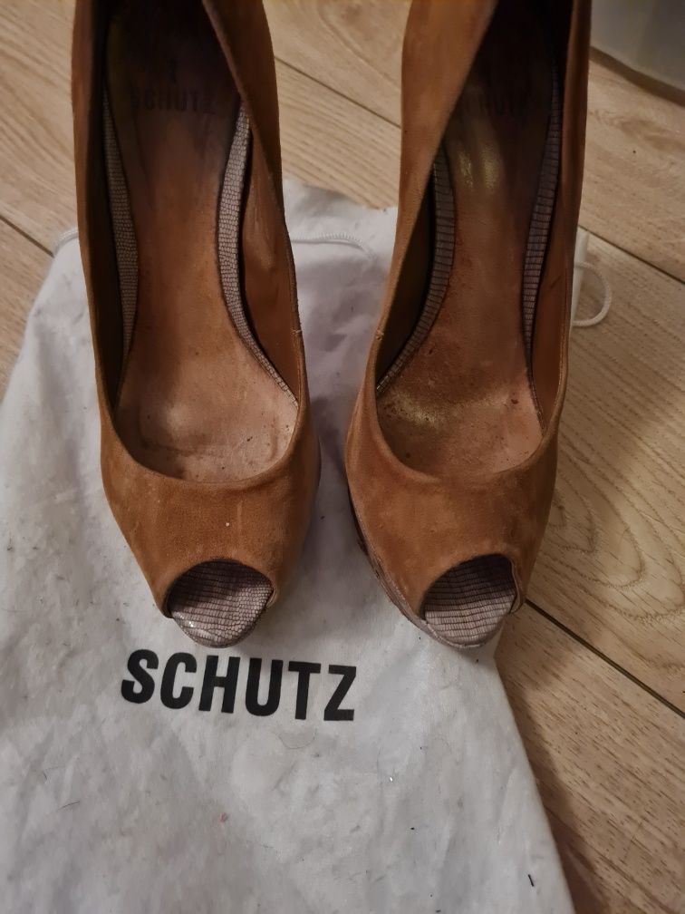 Sapatos cor camel Schutz