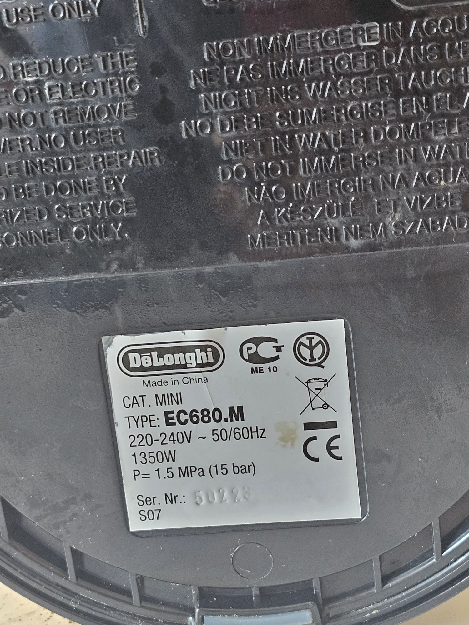 DeLonghi Ekspres kolbowy do kawy Dedica Style EC680.M ze spieniaczem
