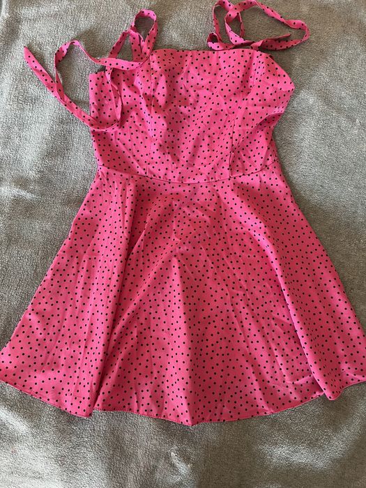 Літня сукня яскраво рожевого кольору