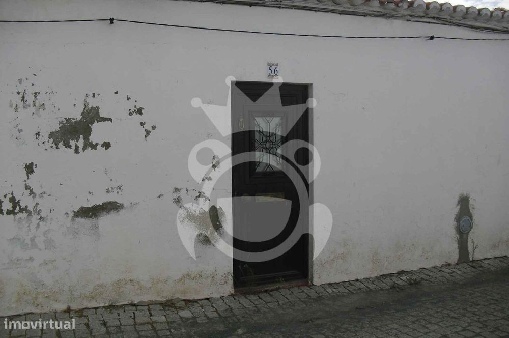 Moradia Térrea Em Serpa Para Reabilitar
