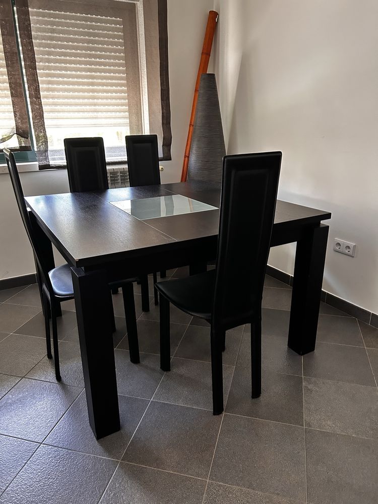 Mesa de Jantar e 4 Cadeiras