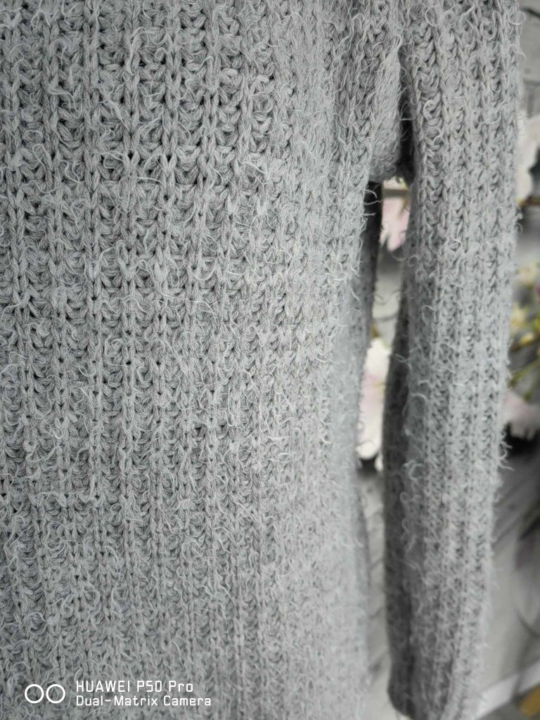 Włochaty siwy sweterek M/L