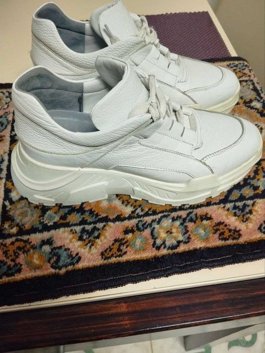 Кроссовки кожаные  б\у в идеальном состоянии , фирма ALEX BELL