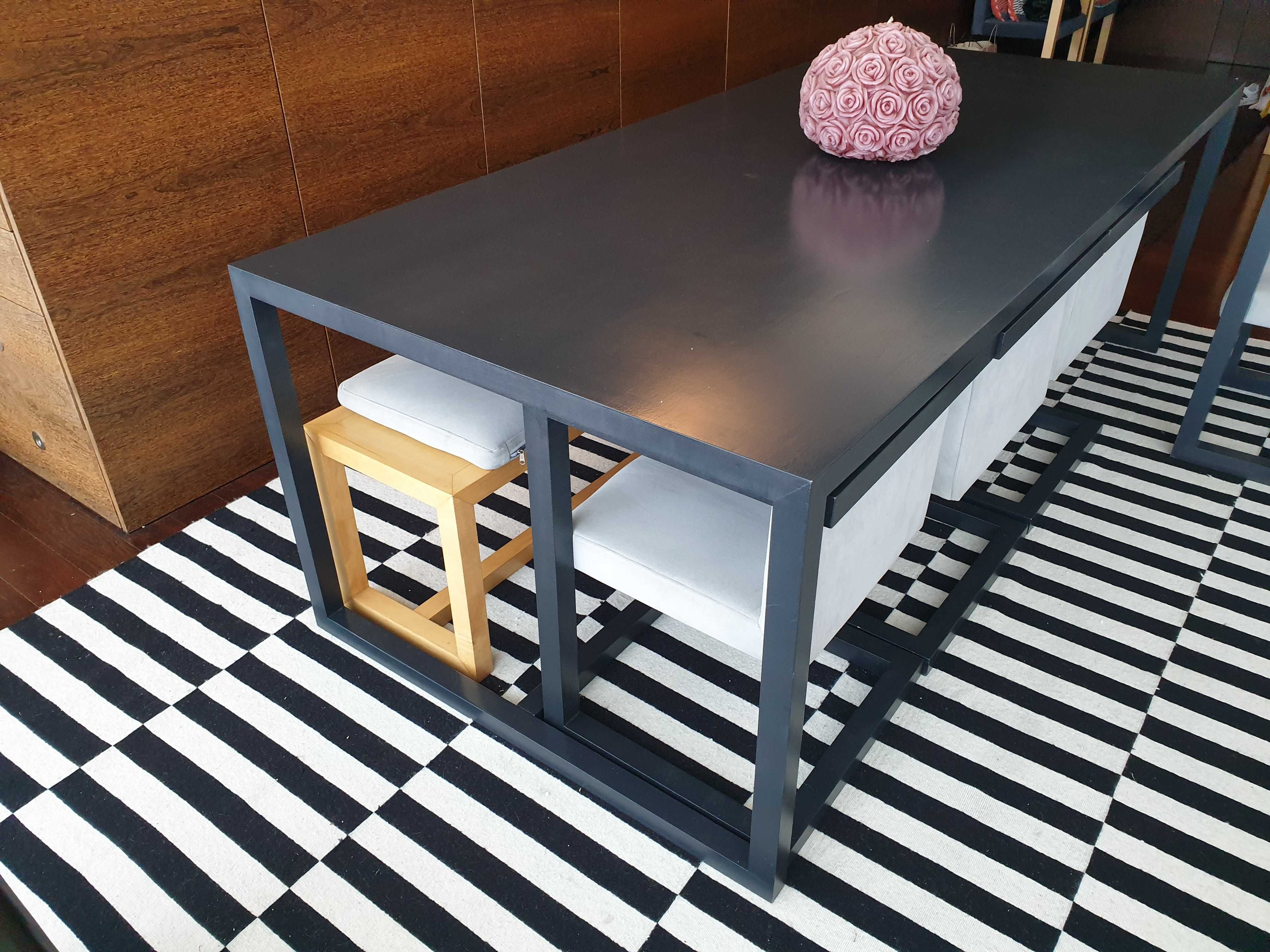 Mesa com 4 cadeiras e 1 banco