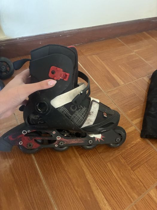 dois pares de patins