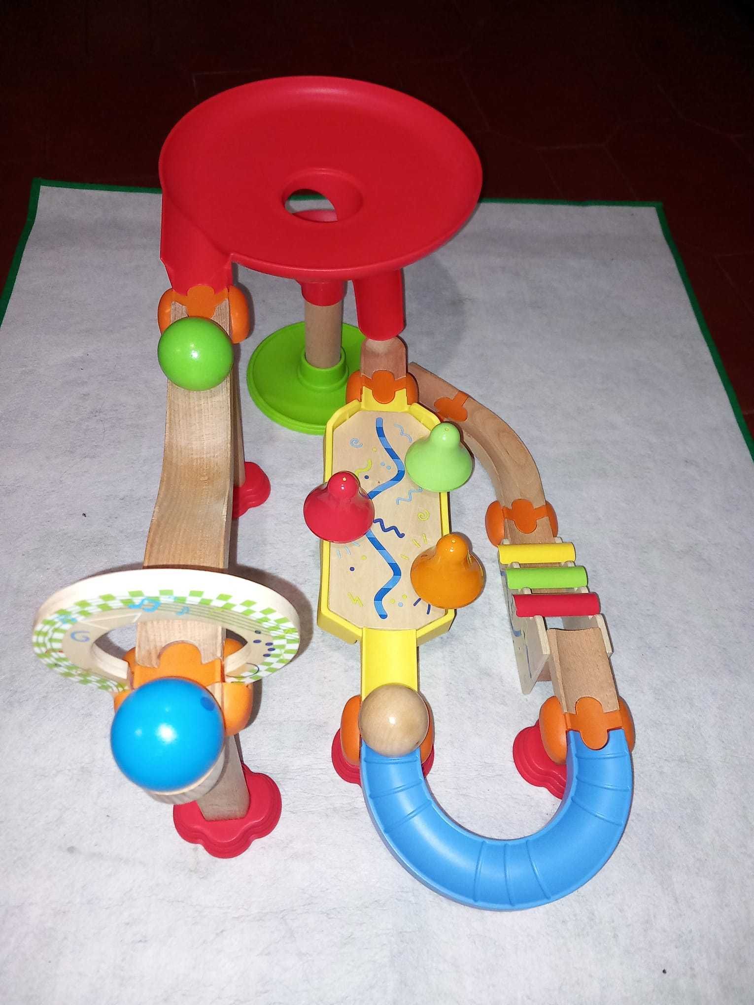 circuito com bolas de madeira