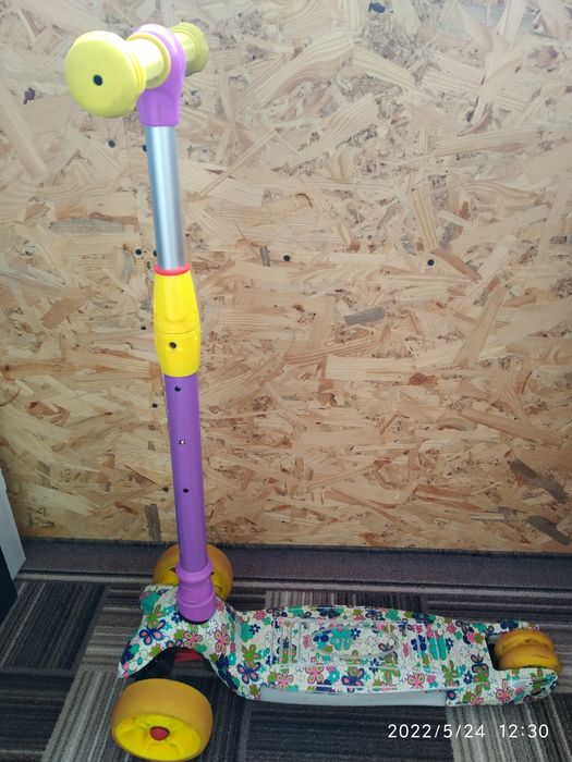 Самокат для дівчинки