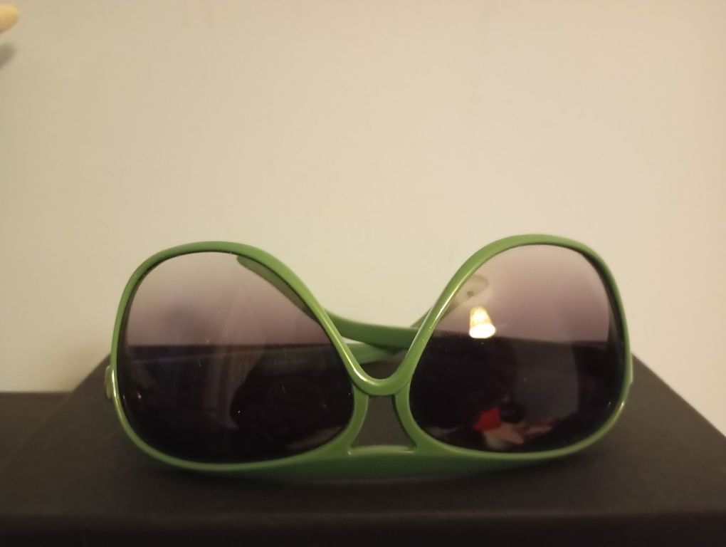 Óculos de sol em verde