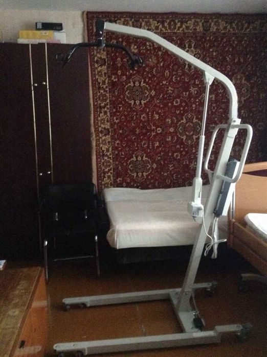 Підйомник для інвалідів електричний з регулюванням
ширини бази