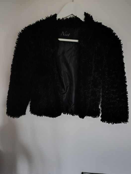 Czarna krótka narzutka z rękawem 3/4