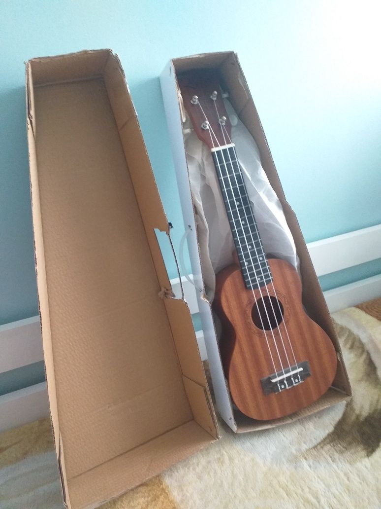 Nowe ukulele z oryginalnym opakowaniem i kostką do gry