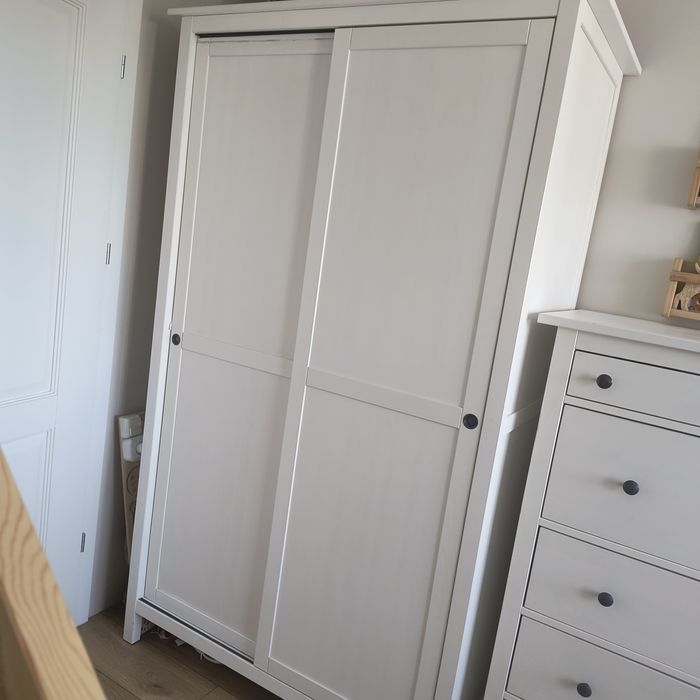Ikea hemnes drewniana szafa z przesuwnymi drzwiami biała