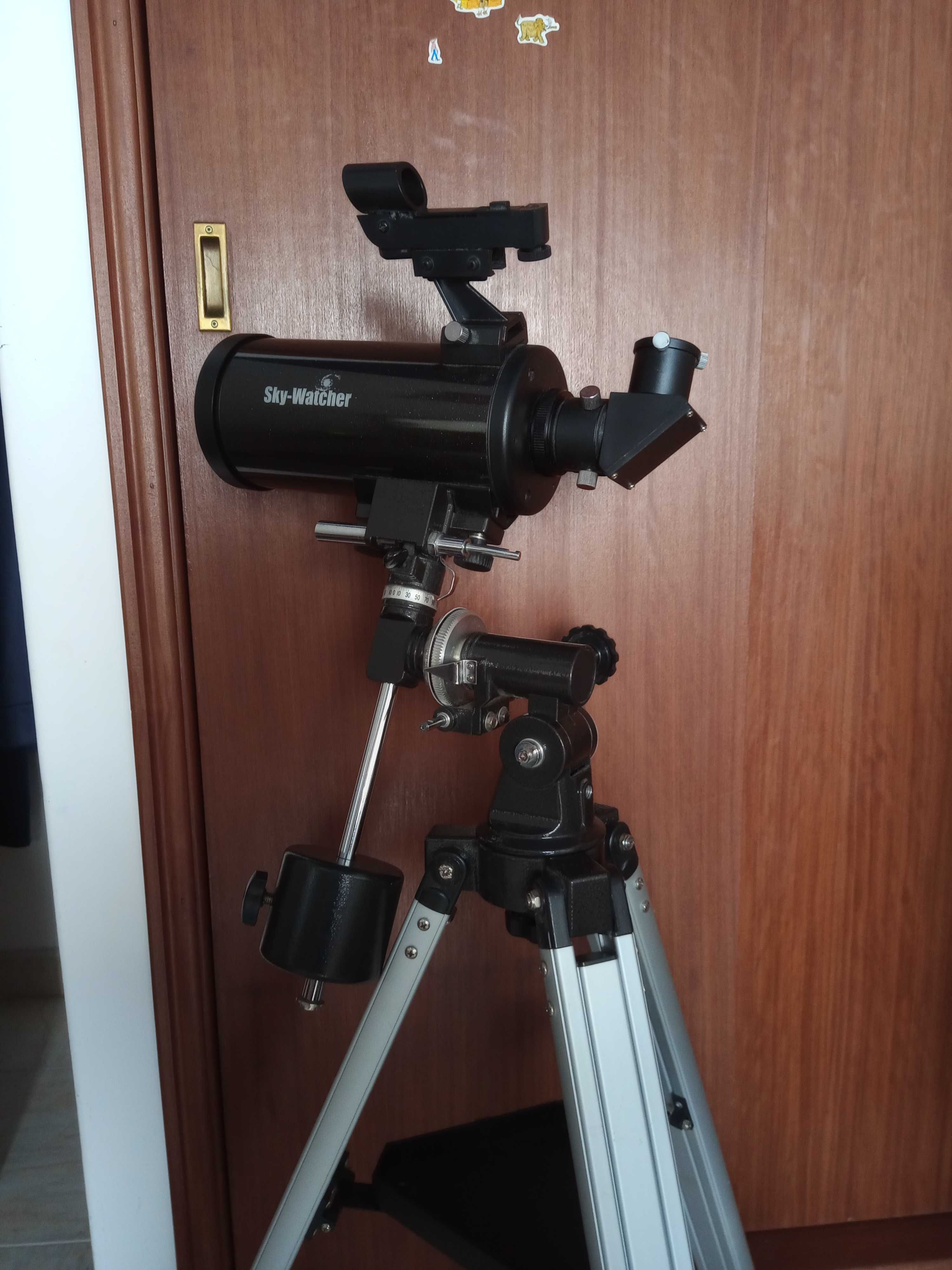 Telescópio Sky-Watcher modelo MAK90 EQ1