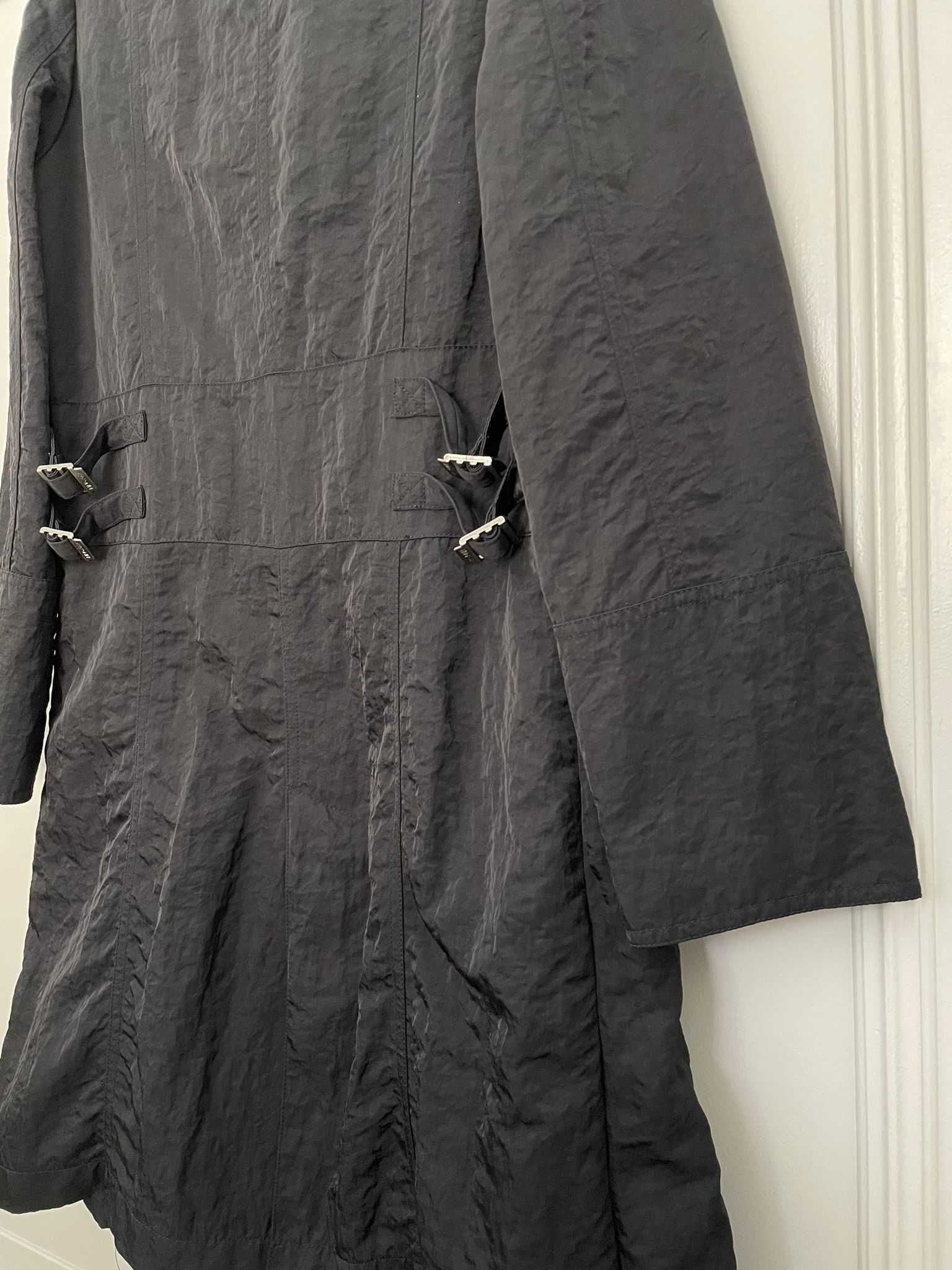 Gabardine preta da Mango com bolsos