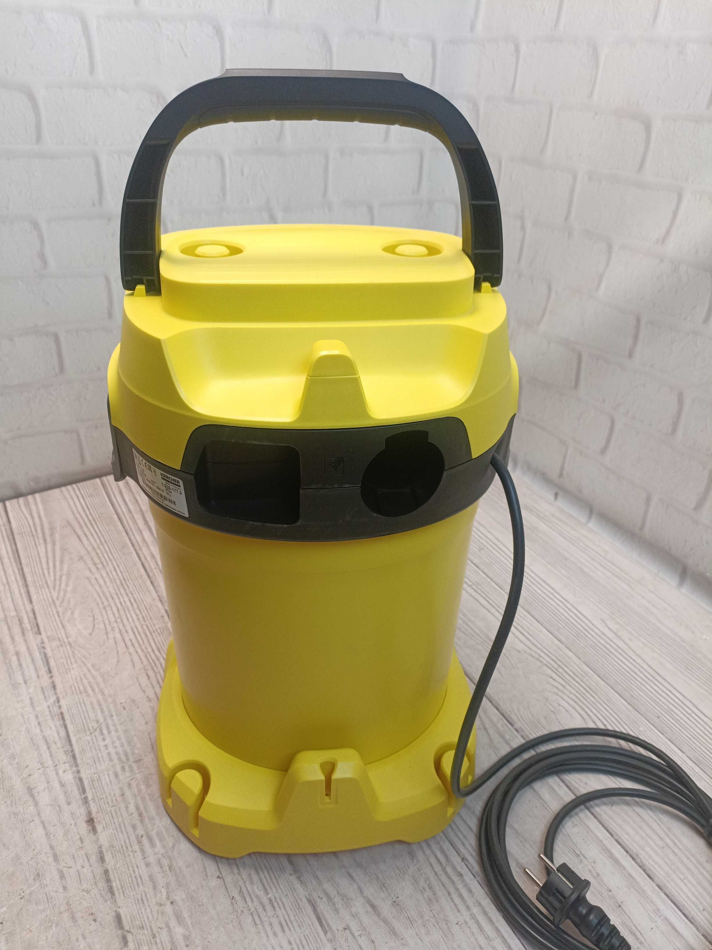 Karcher WD 3 P будівельний пилосос з розеткою, 1000Вт, 19л.