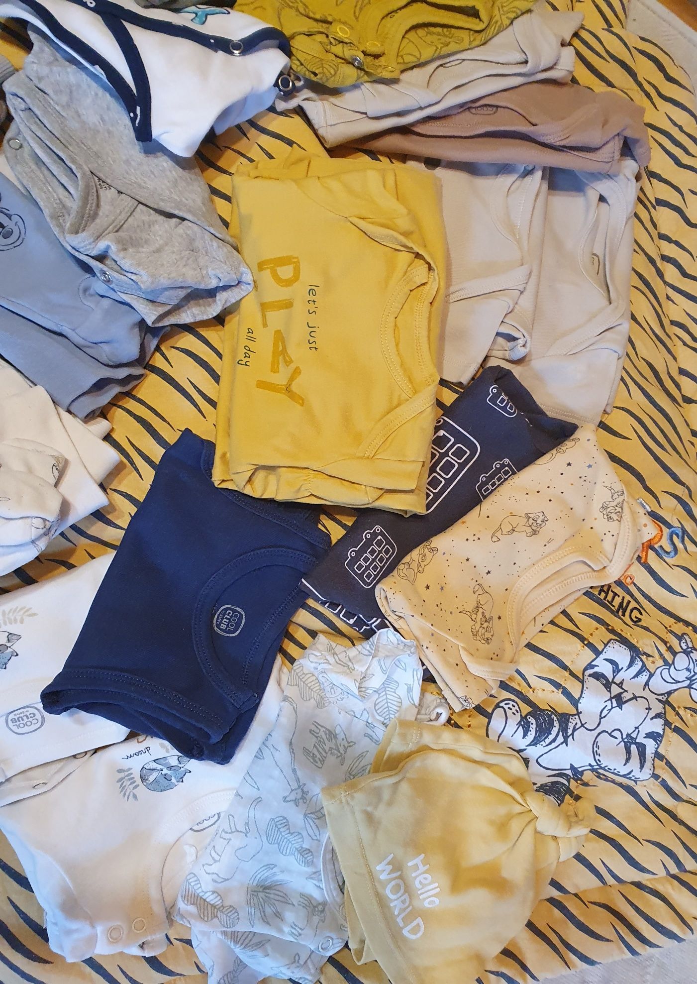 Ubranka niemowlęce r. 56 i dwa rożki