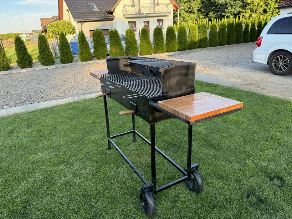 Duży grill mobilny,solidny.