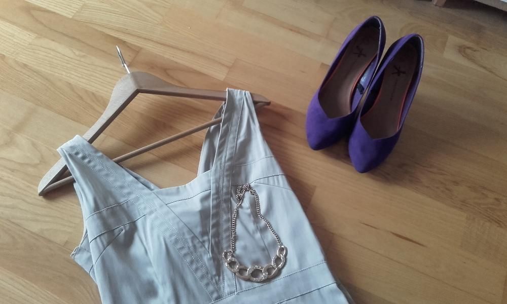 Beżowa sukienka w sportowym stylu Mohito