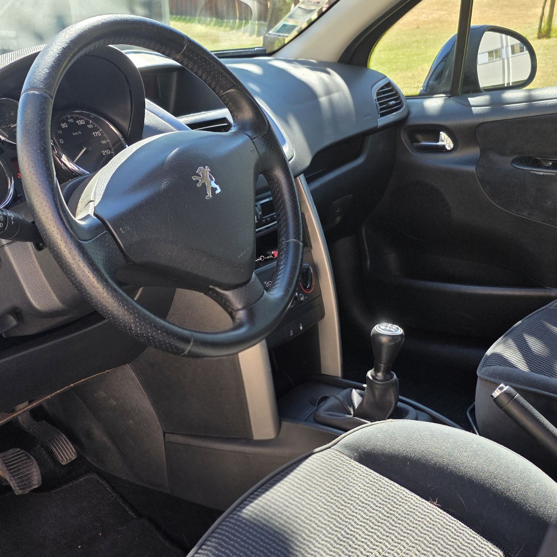 Peugeot 207 - ano 2006