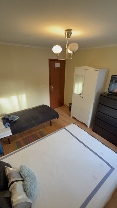 Quarto p casal c/s filho mobiliado Queluz ao pé est. comboio ent. 11