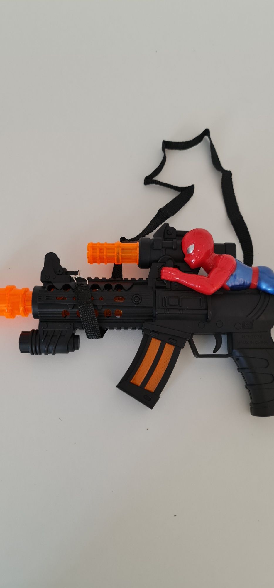 Karabin ze spidermanem