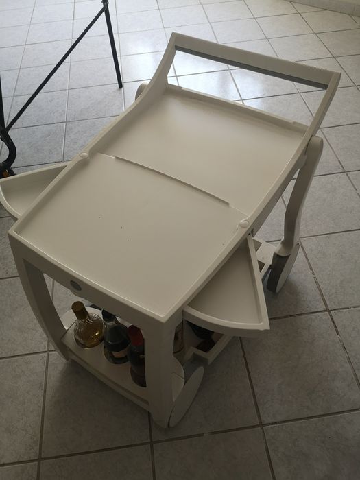 Carrinho para bebidas branco