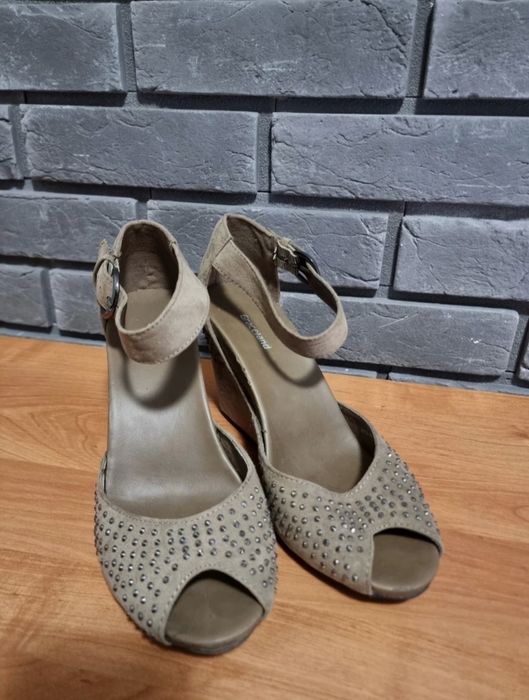 Sandałki  na koturnie