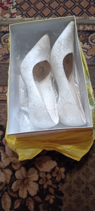 Продам весільну сукню и туфлі розмір 34.