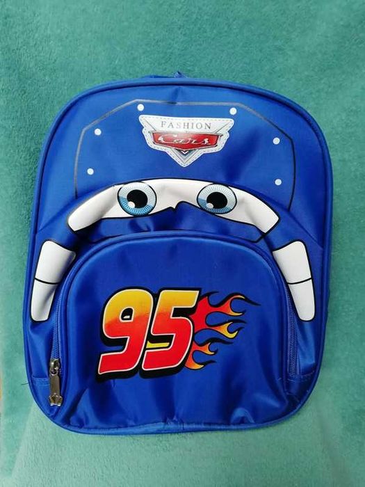 Niebieski plecak szkolny auta