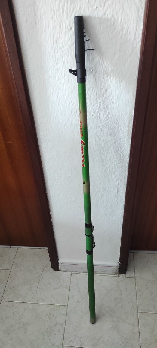Canas de pesca com 5 metros em excelentes condições, as duas têm bolsa