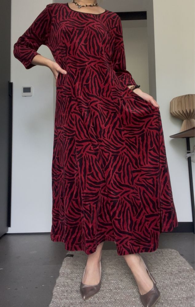 Długa/maxi czerwona welurowa sukienka w zebrę