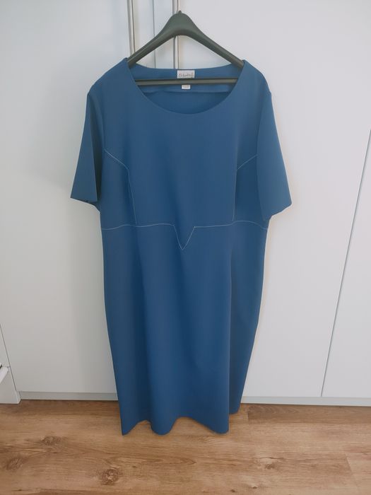 Piękna elegancka chabrowa sukienka