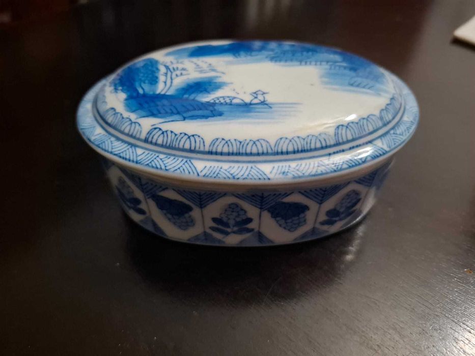 Caixa decorativa em porcelana azul e branca – estilo oriental vintage