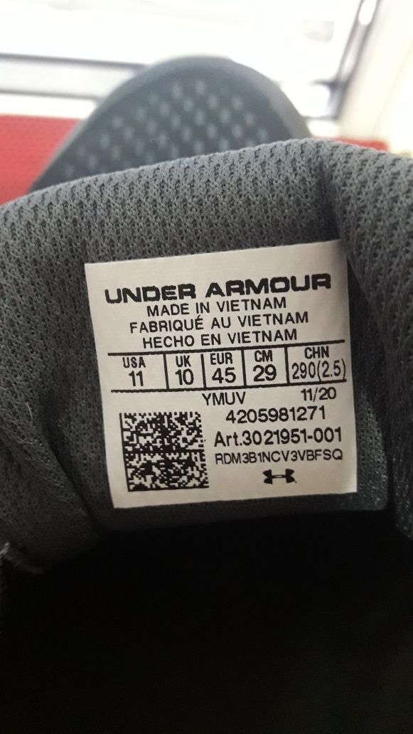 Продам новые кроссовки  Under Armour 100% оригинал .