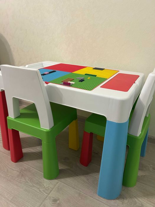 продам дитячий столик з стільцями