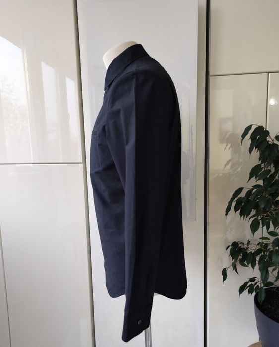 Cos чоловіча поплінова сорочка в темно синьому кольорі eu 38