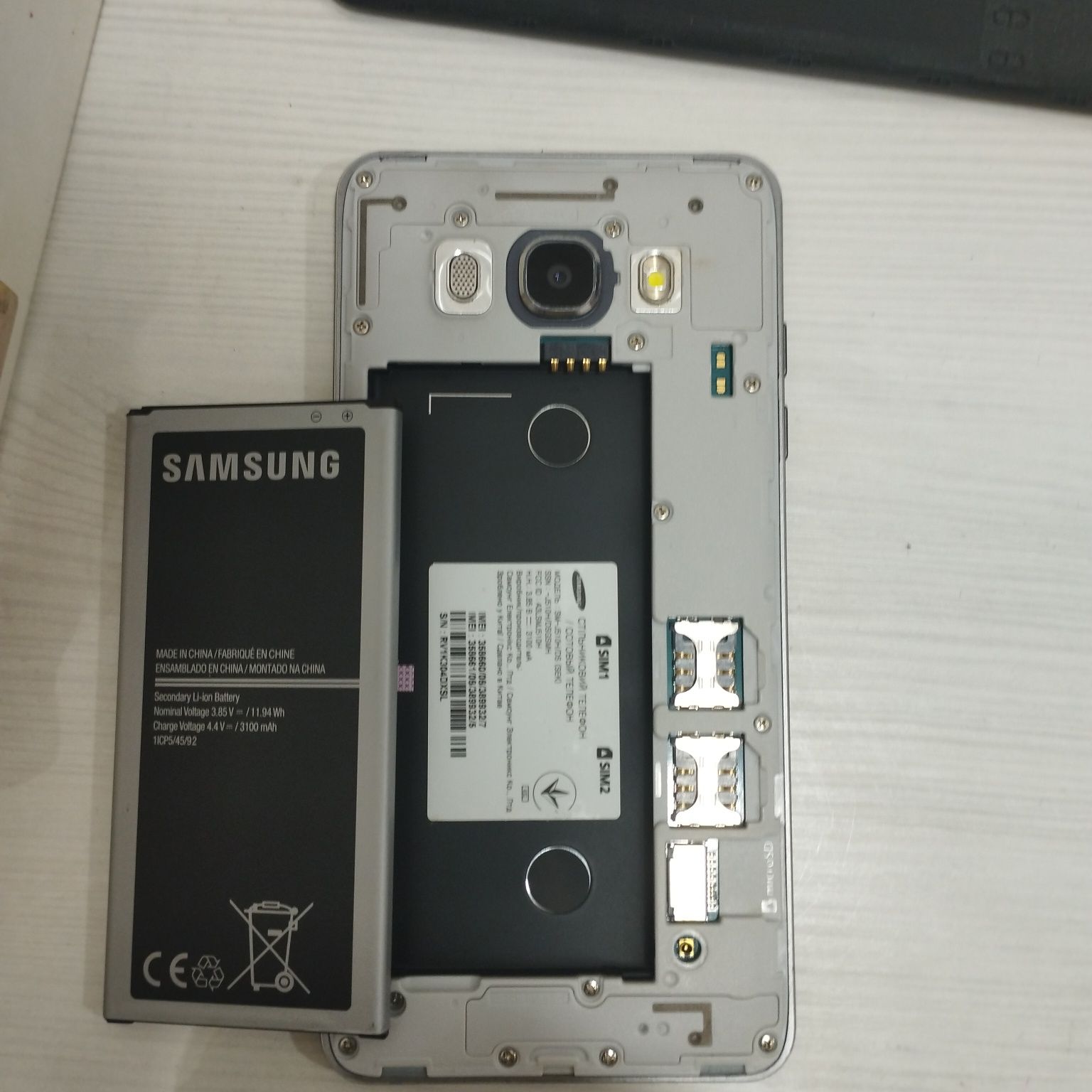 Смартфон Samsung Galaxy J5
