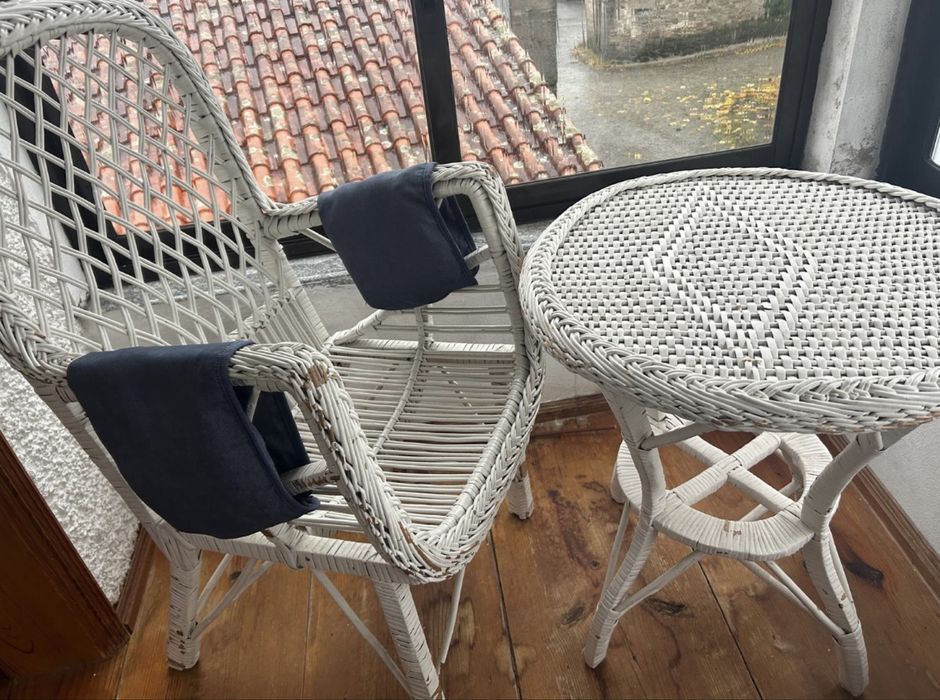 Cadeira e mesa em madeira peça unica