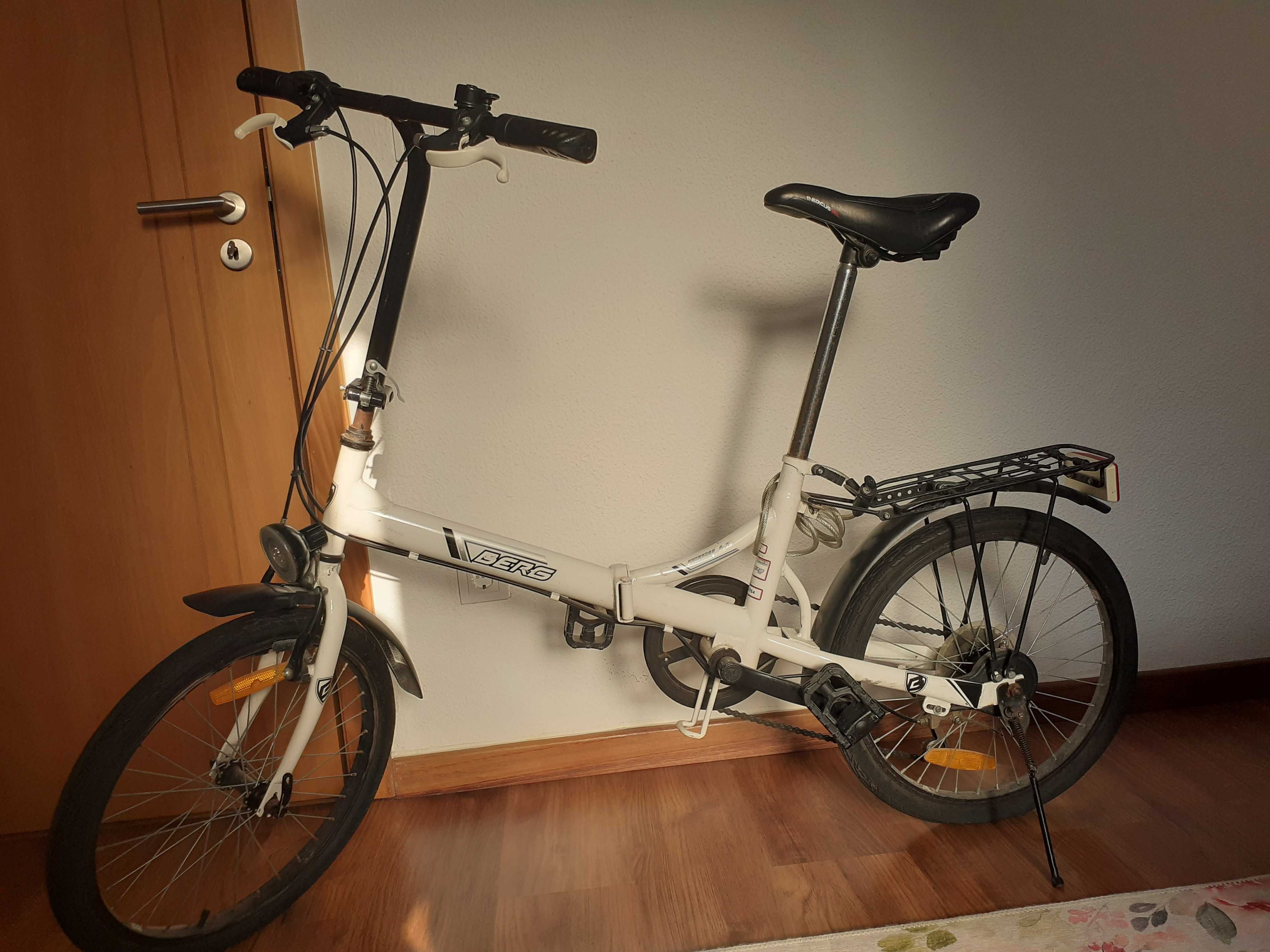 Bicicleta branca dobrável Berg