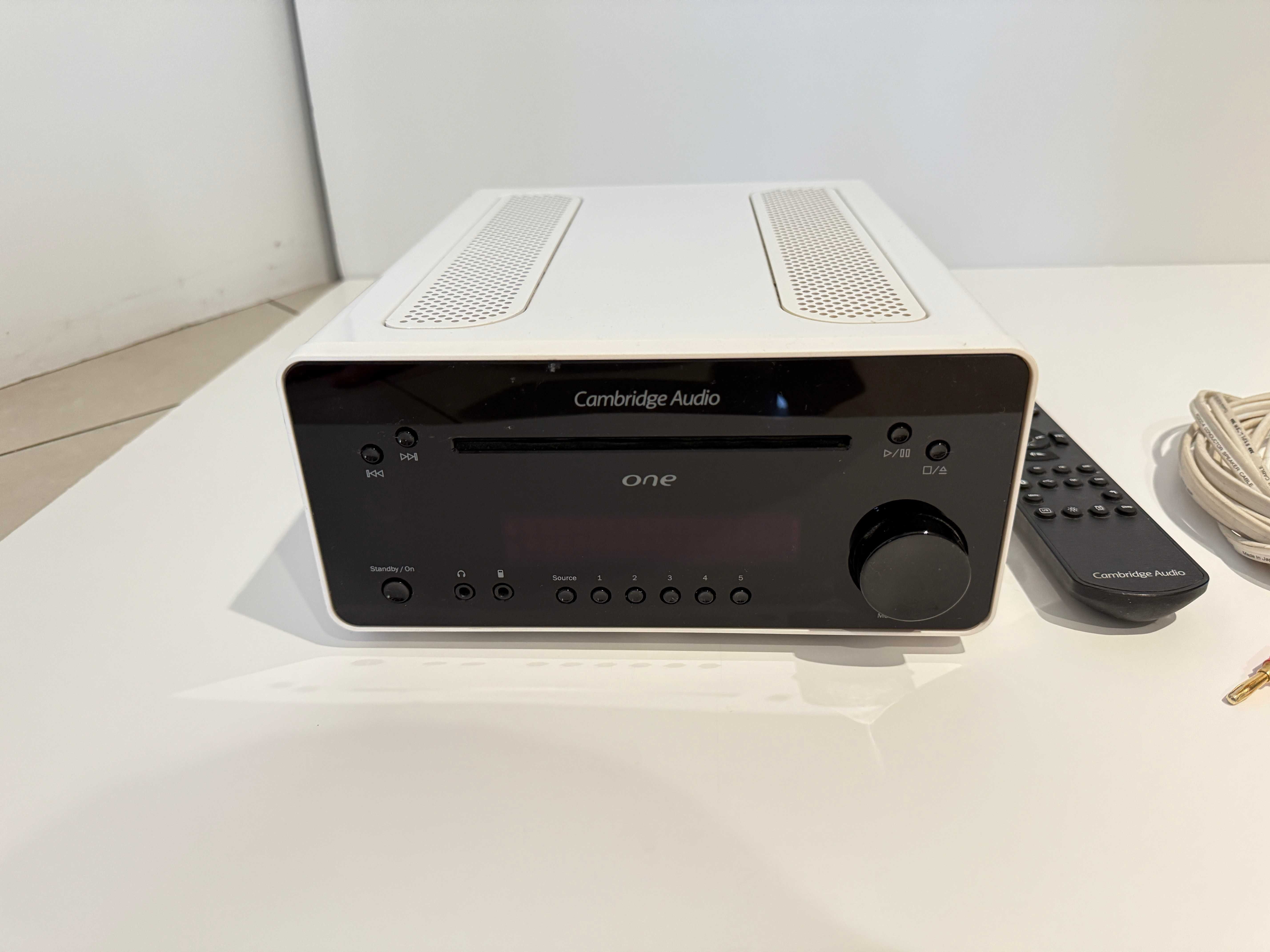 Amplituner Cambridge Audio ONE,stojaki,kable