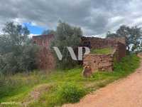 Terreno urbano com ruína para venda em Querença, com vista serra