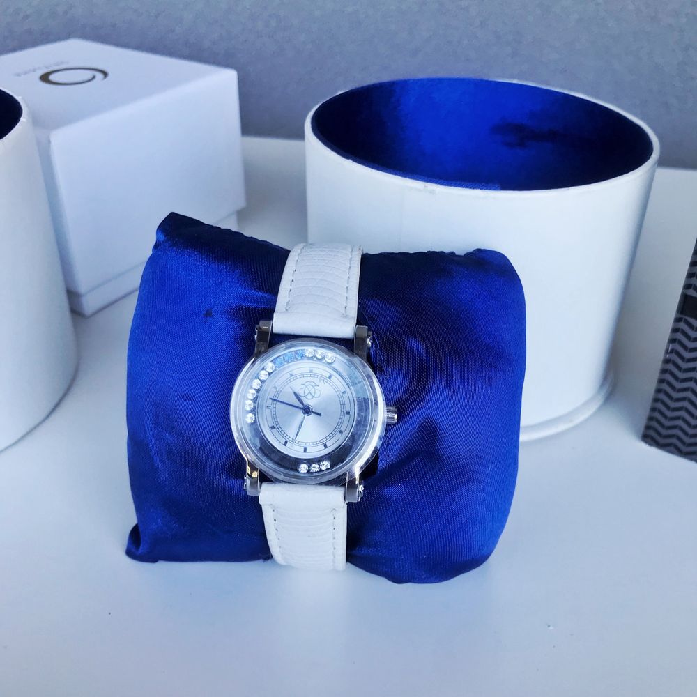 Жіночий годинник Yves Rocher , Сваровські  белие женские часы.