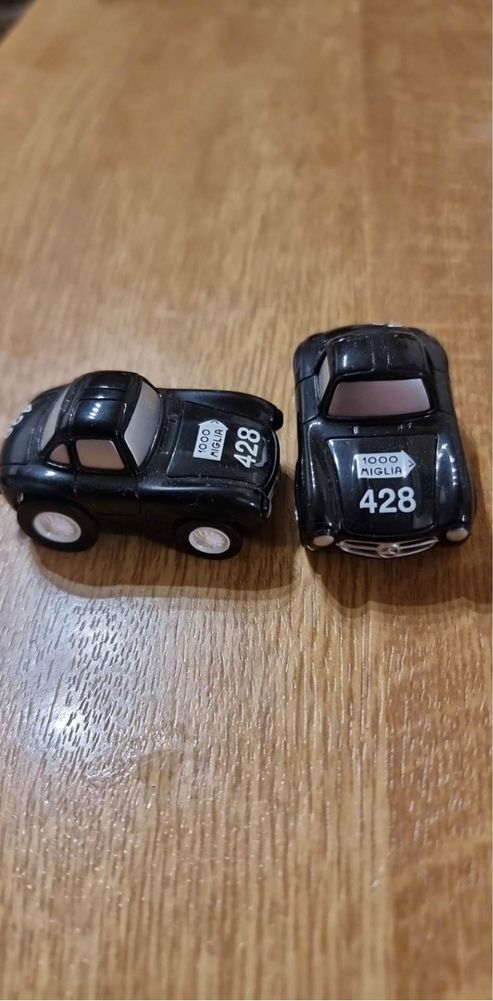 Dwa samochodziki kolekcjonerskie Mercedes